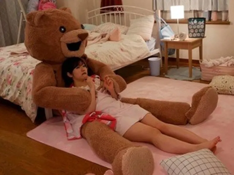 Chú em người yêu nhồi bông và em nữ học sinh ngây thơ